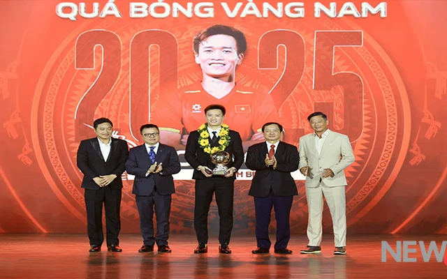Hoàng Đức Đoạt Quả Bóng Vàng Việt Nam: Đẳng Cấp Tiền Vệ Số 1